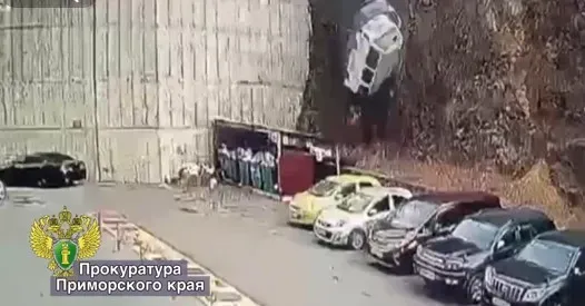 Смертельное падение: микроавтобус рухнул с 12-метровой сопки во Владивостоке