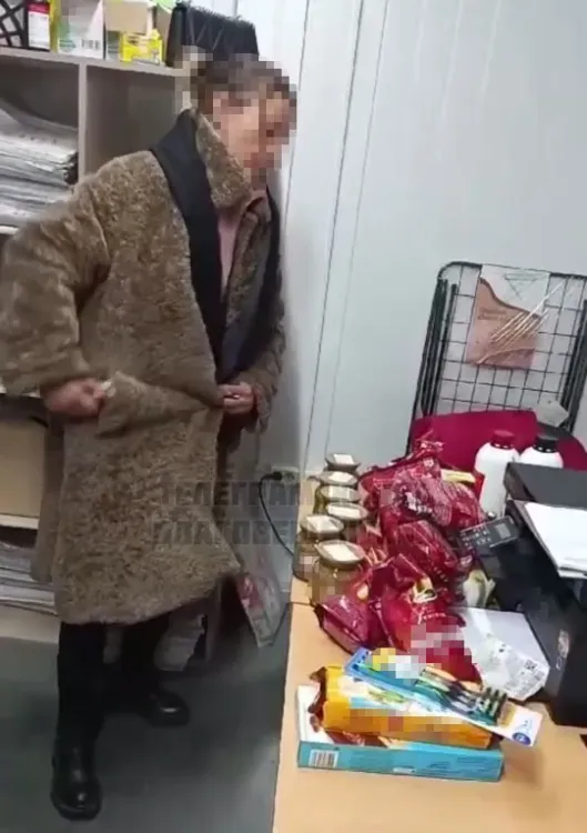 Кофе из карманов: видео "распаковки" задержанной женщины появилось в Сети