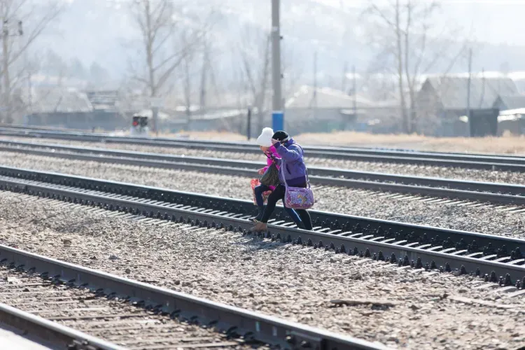 Локомотивные бригады ЗабЖД 38 раз применяли экстренное торможение для предотвращения наезда на людей за 10 месяцев 