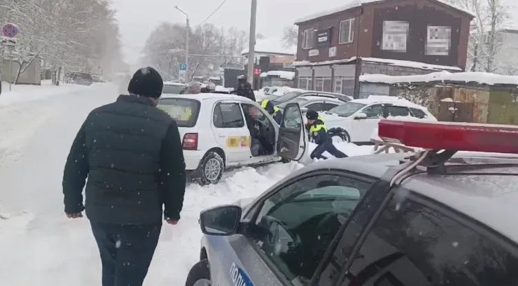 Машины ГАИ высвобождали из снега в Приамурье