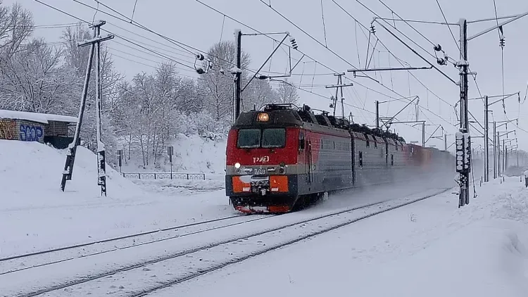 Железную дорогу в Приамурье круглосуточно очищают от снега