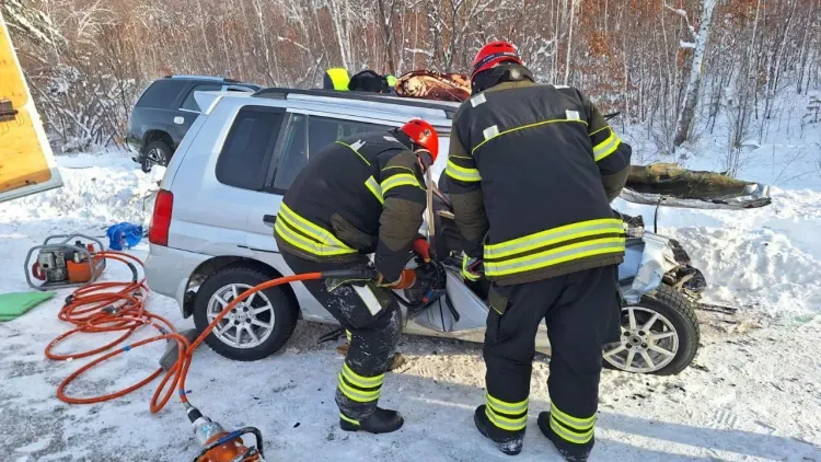 Спасатели вытащили людей из машины в Благовещенском округе