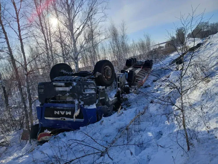 Большегрузы перевернулись в Приамурье, погиб один человек