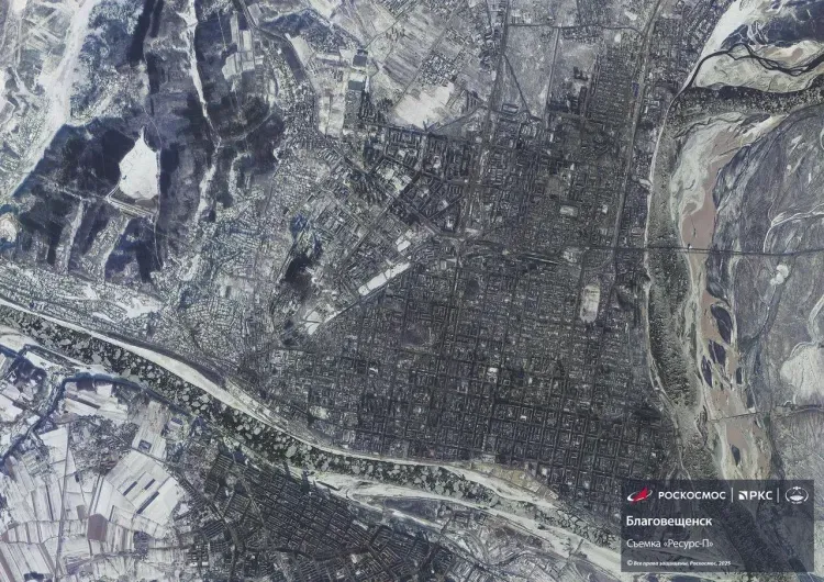 Благовещенск в новогоднюю ночь сняли из космоса