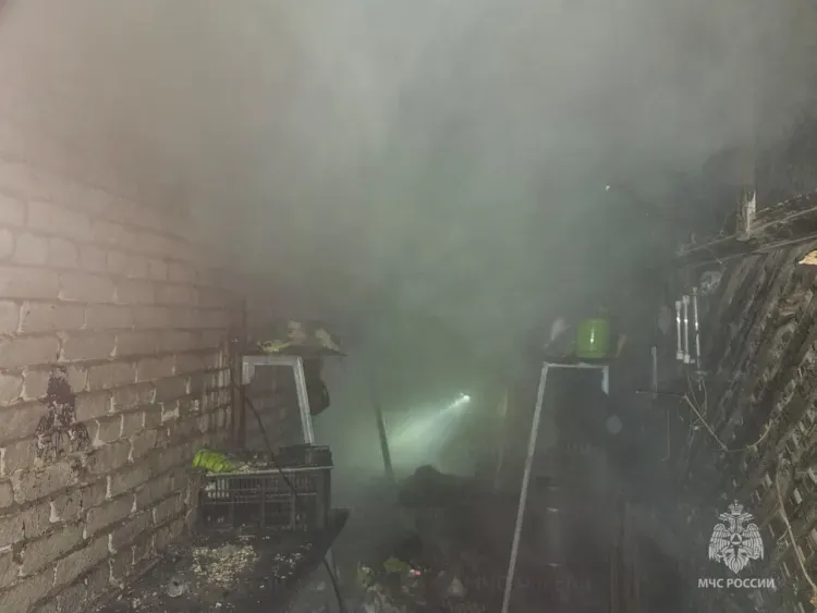 Гараж с тремя машинами едва не загорелся в Белогорске