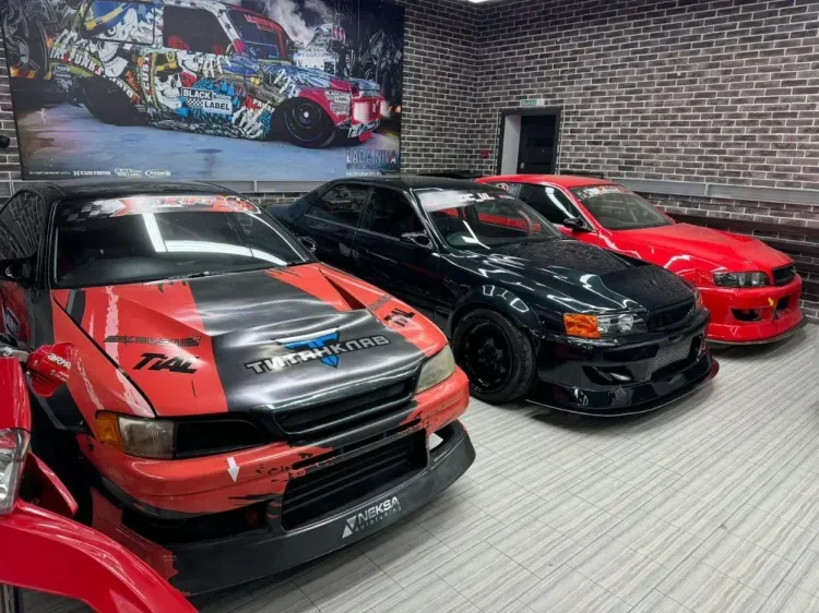 Лучшие амурские дрифтеры готовят технику к фестивалю на льду реки Амур