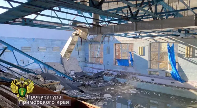 Потолок рухнул в бассейне школы Владивостока