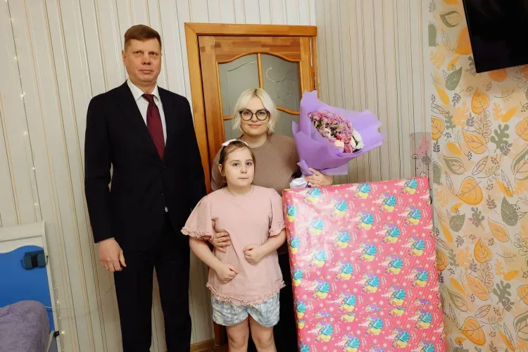 Батут подарил юной амурчанке губернатор Василий Орлов