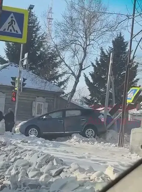 Дорожный знак и светофор стали жертвами аварии в Благовещенске