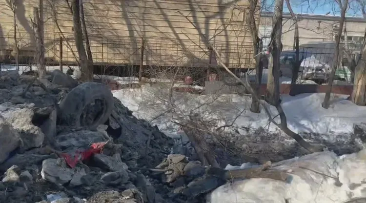 Мусор и мостики-переходы осложнили расчистку реки в Благовещенске