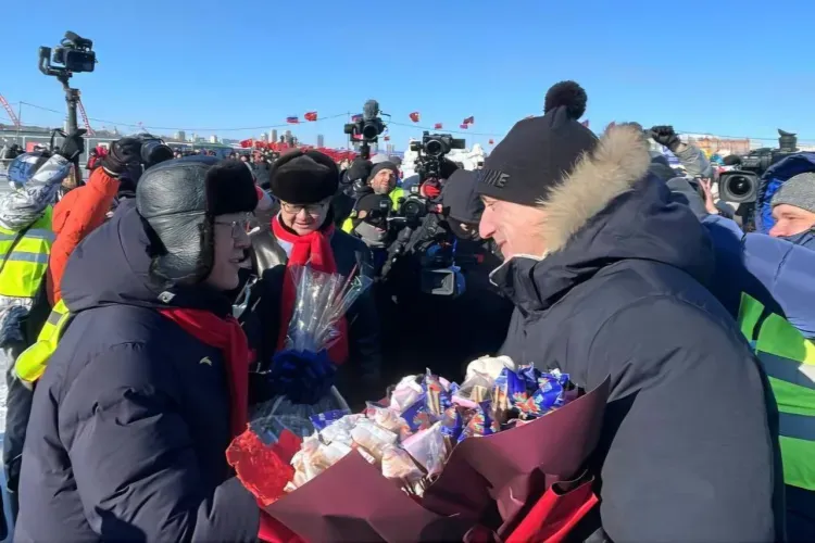 Мороженым амурского производства угостили иностранцев в Благовещенске