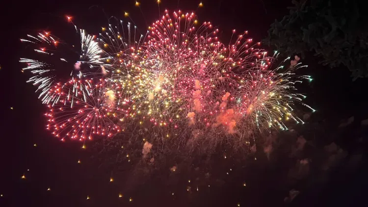 Праздничный салют от военных прогремел в Белогорске