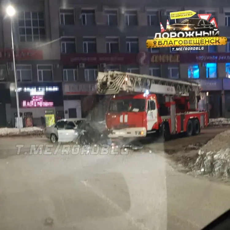 КамАЗ, спешивший на пожар, стал участником ДТП в Благовещенске