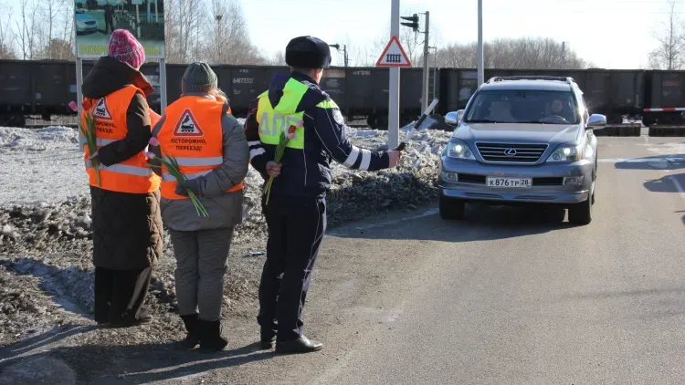 Железнодорожники поздравили женщин-водителей с 8 марта на переездах Приамурья
