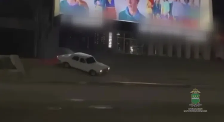 Уголовное дело за езду по тротуару завели на водителя "Волги"