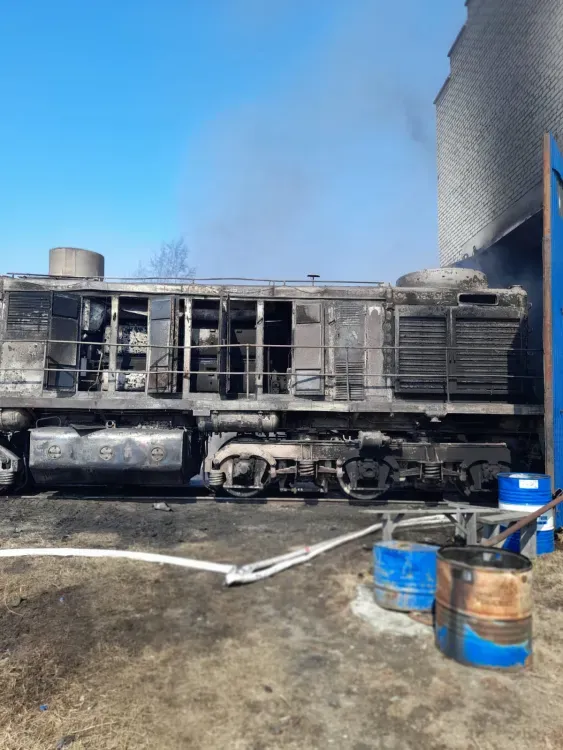 Двух человек с ожогами отправили в Благовещенск после пожара с тепловозом
