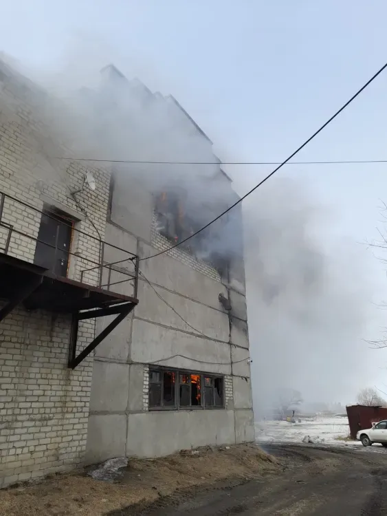 Двух человек с ожогами отправили в Благовещенск после пожара с тепловозом