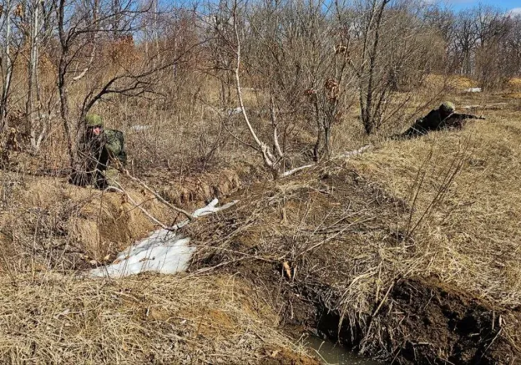 Мотострелки выявили и уничтожили условные опорники в Амурской области