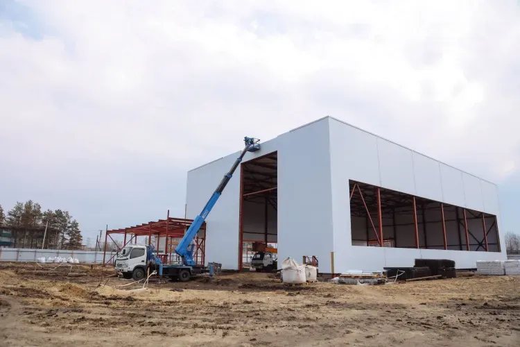Поликлинику и спорткомплекс строят для жителей Октябрьского района