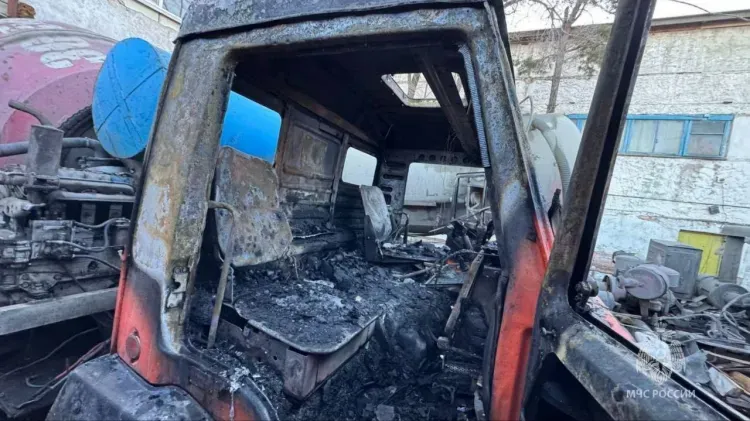 Грузовики тушили на открытой территории базы в Благовещенске