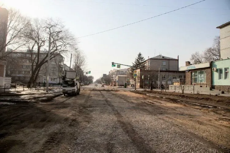 Старый асфальт убрали с улицы Амурской в Благовещенске