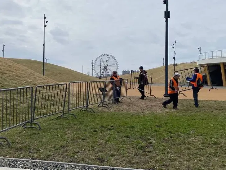 Обратная сторона популярности: траву истоптали на холмах в центре Благовещенска