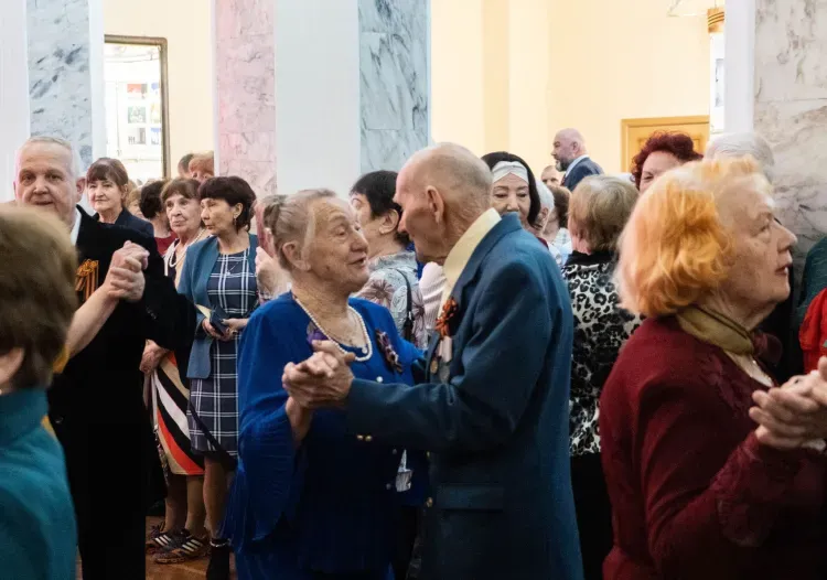 Награды вручили ветеранам на торжестве в Амурском драмтеатре