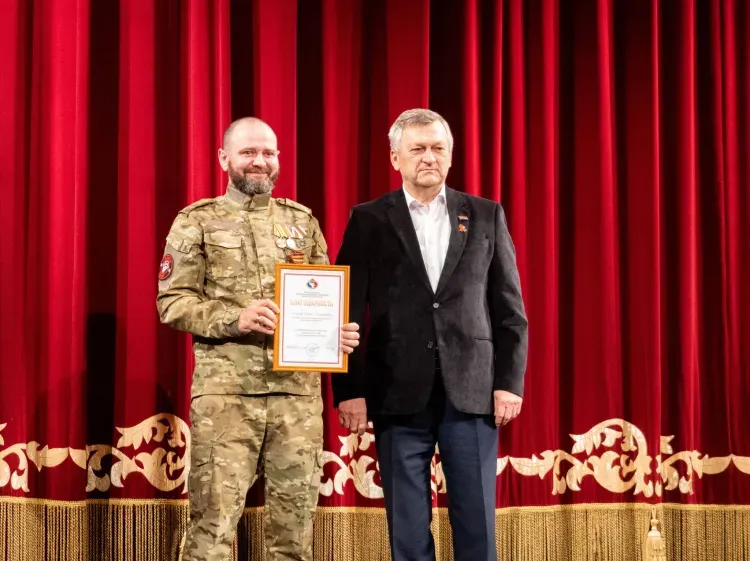 Награды вручили ветеранам на торжестве в Амурском драмтеатре