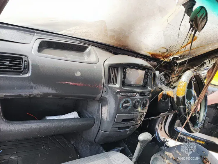 Лобовое стекло и приборная панель легковушки горели в Чигирях 