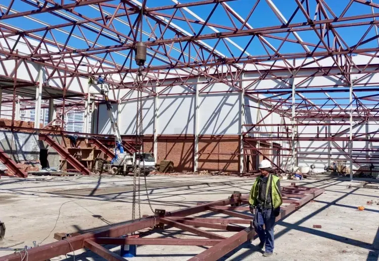 Строители монтируют кровлю будущего физкультурно-оздоровительного центра в Чигирях