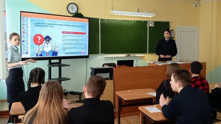 Цикл профилактических акций «Уступи дорогу поездам!» стартовал на ЗабЖД в преддверии школьных каникул