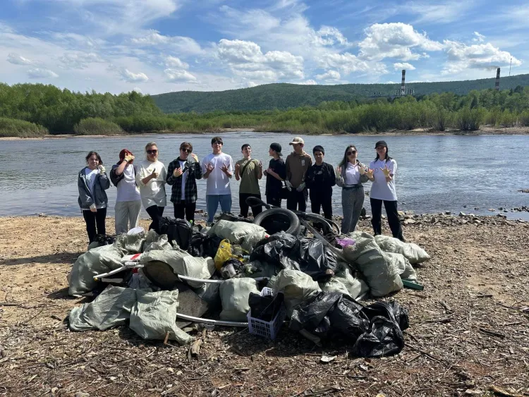 На берегу Тынды прошли состязания по уборке мусора