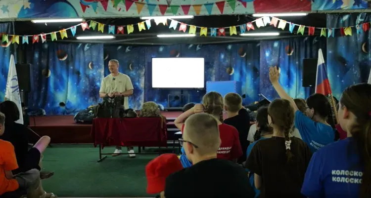 Истории из зоны спецоперации рассказали детям, отдыхающим в лагере