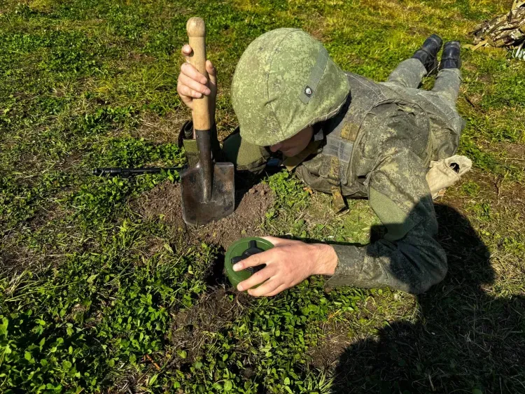Контрактники отработали современные методы минирования на амурском полигоне
