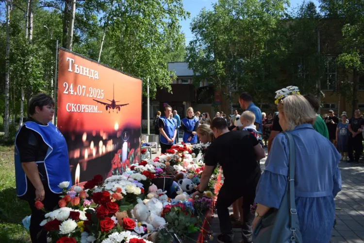 Сотни людей идут к мемориалу в Тынде в память о жертвах авиакатастрофы Ан-24