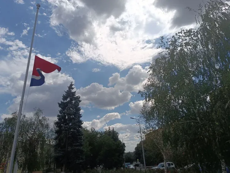 В подшефном округе ДНР приспустили флаг Амурской области в знак траура по погибшим в авиакатастрофе