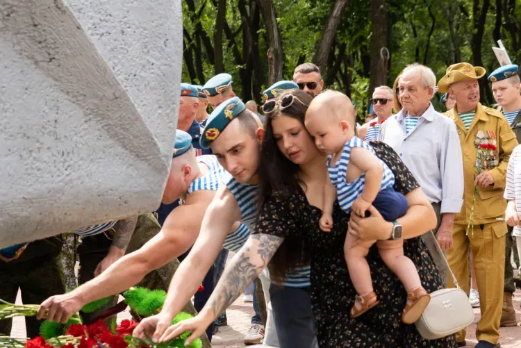 В День ВДВ амурчане почтили память погибших героев