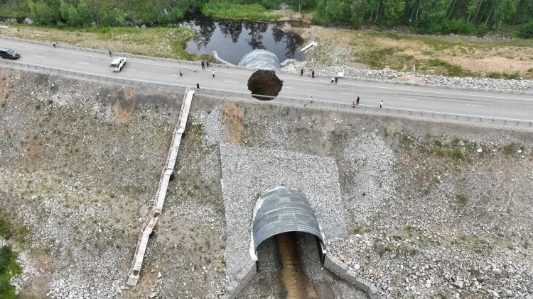 Объезд начали строить возле участка трассы "Лена" с ямой