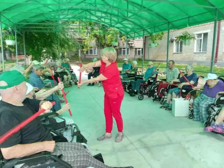 Швейные мастерские и салон красоты: как в Приамурье помогают пожилым подопечным интернатов