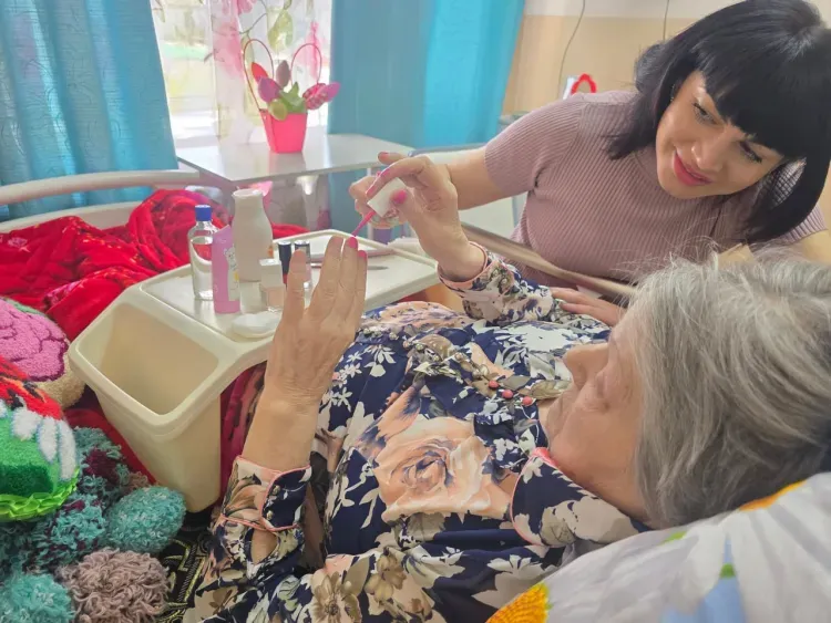 Швейные мастерские и салон красоты: как в Приамурье помогают пожилым подопечным интернатов