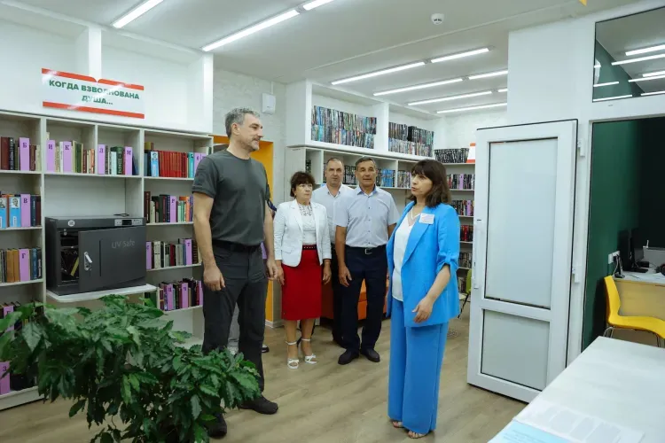 Василий Орлов поручил покрасить фасад школы в селе Ромны