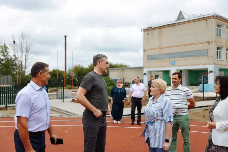 Василий Орлов поручил покрасить фасад школы в селе Ромны