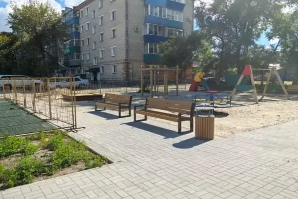 Благоустройство двора по федеральной программе завершают в Белогорске