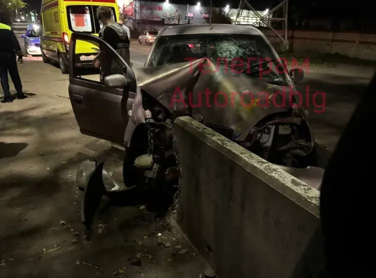 Молодой водитель без прав врезался в ограждение в Благовещенске