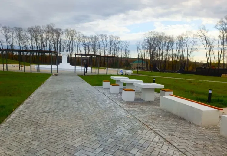 Центральный парк в Райчихинске благоустраивают