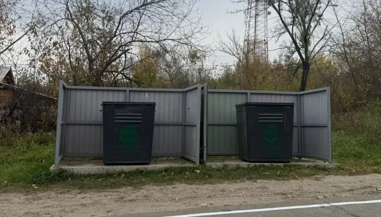 Старые мусорные контейнеры заменяют на новые в Свободном