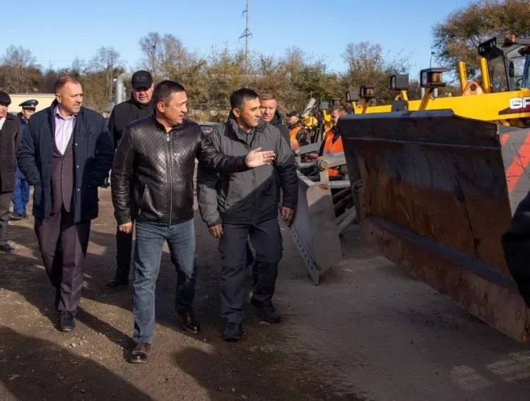 Глава Благовещенска проверил состояние машин для уборки улиц