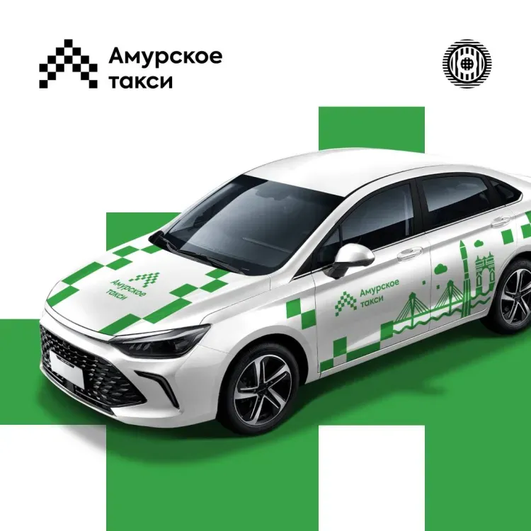 Ракета и мост в Китай украсили машины такси в Благовещенске