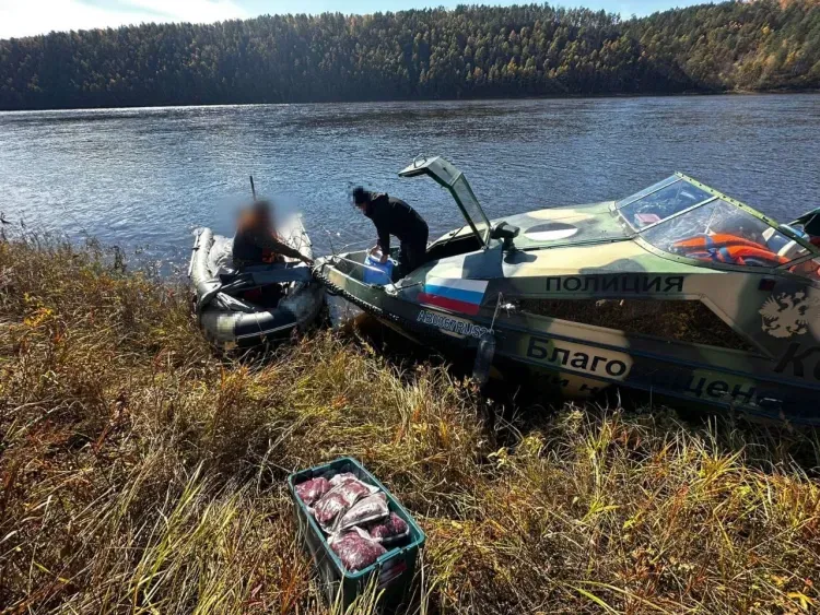 Лодку с мясом изюбря задержали на реке Зея