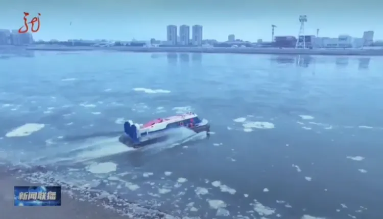 За минуту переправляются в Благовещенск пассажиры из Китая